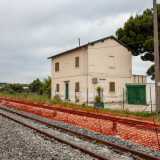 Posto praticamente sui binari, l� dove passano i treni della Fal, si presenta con un color beige e un aspetto che ricorda un�abitazione di campagna